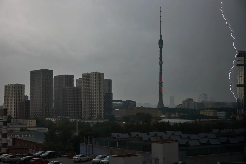 Молния сверкнула возле Останкинской башни