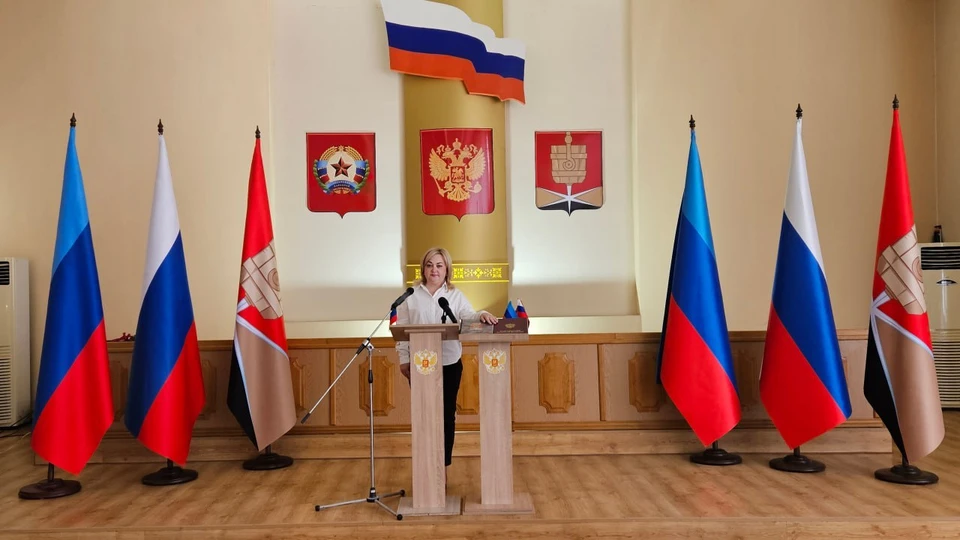 Светлана Гребенькова торжественно принесла присягу. ФОТО: Администрация Алчевска