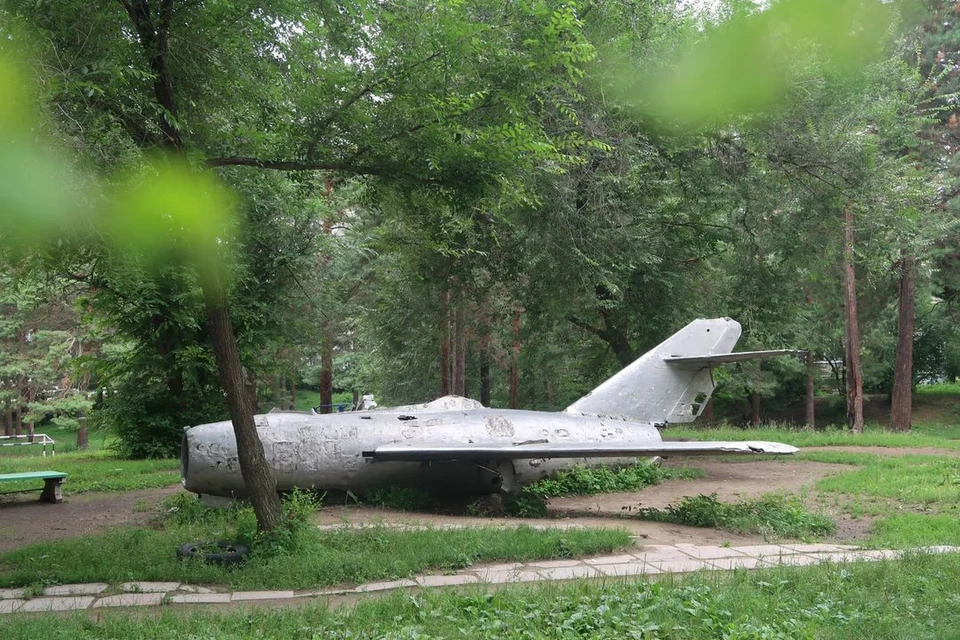Самолет стоит во дворе жилого дома. Фото: Анна Сабанова/"Бийский рабочий"