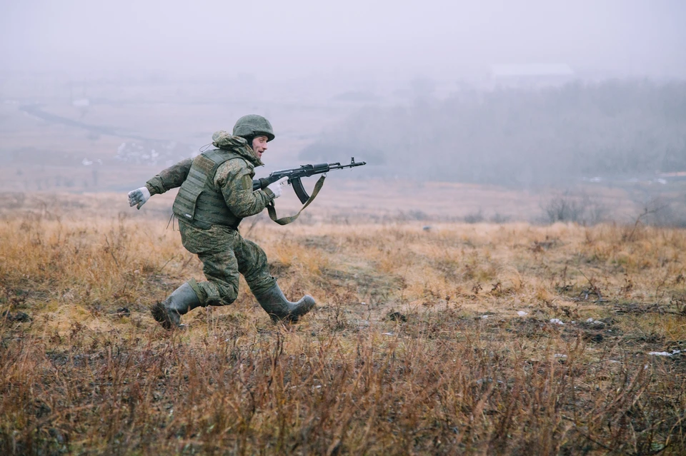 Боец ВС РФ голыми руками поймал украинский FPV-дрон, разбив его о дерево