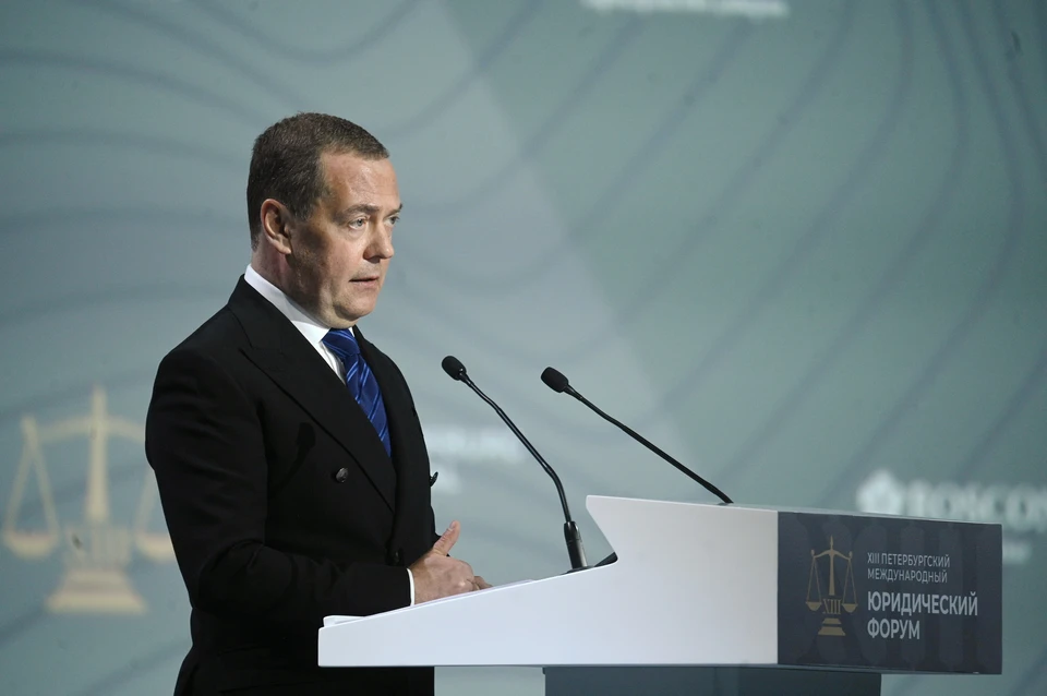 Медведев: Россия продолжит разгром бандеровского режима