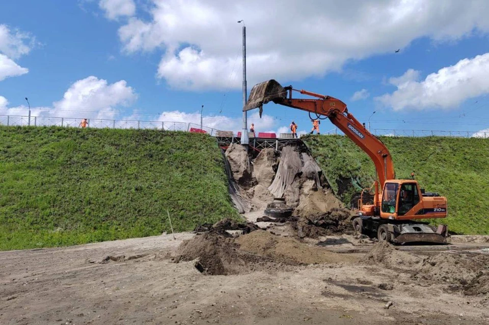 В Новосибирске восстанавливают размытую дамбу Октябрьского моста. Фото: телеграм-канал мэра Максима Кудрявцева