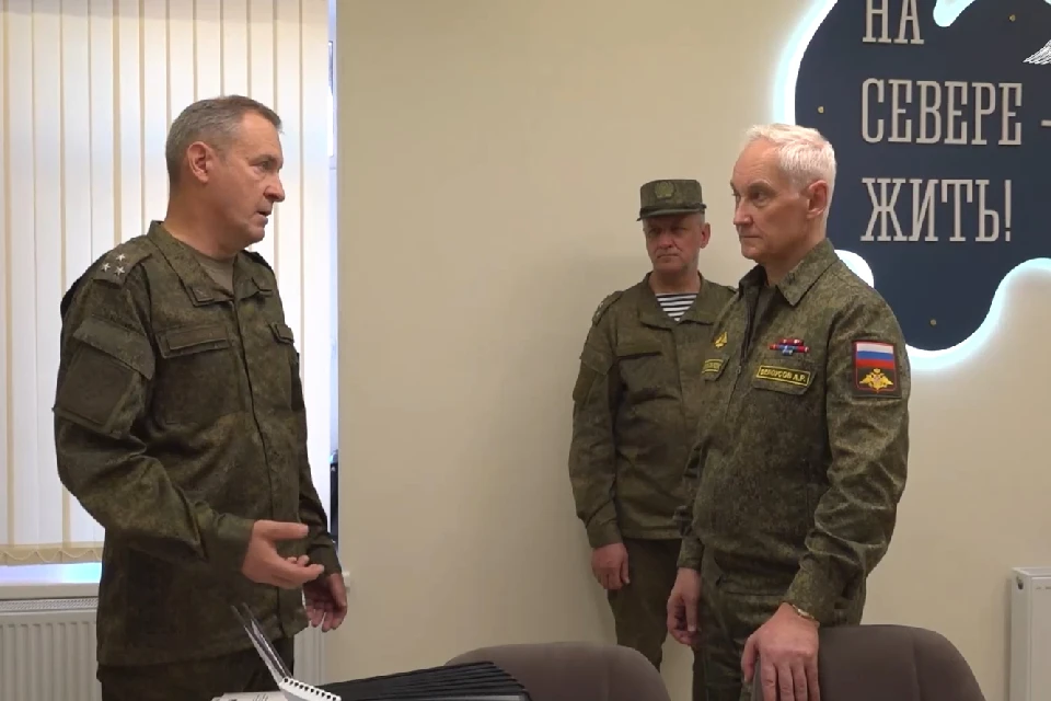 Одним из ключевых пунктов поездки стал визит в многопрофильный медицинский центр, который реконструировали в 2024 году. Фото: кадр из видео t.me/mod_russia
