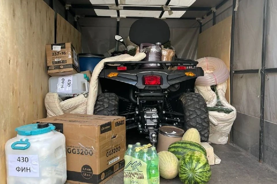 Среди отправленного были автомобили, гидроцикл и продукты питания. Фото: t.me/damir_fattakhov