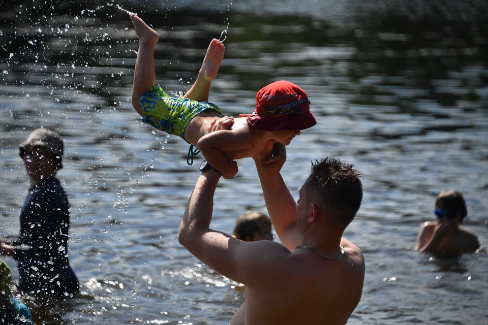 Заболеть менингитом летом можно после купания в стоячей воде.