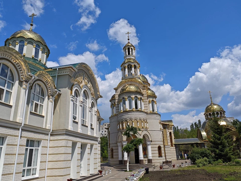 Слева - здание просветительского центра, справа - храм Ксении Петербургской