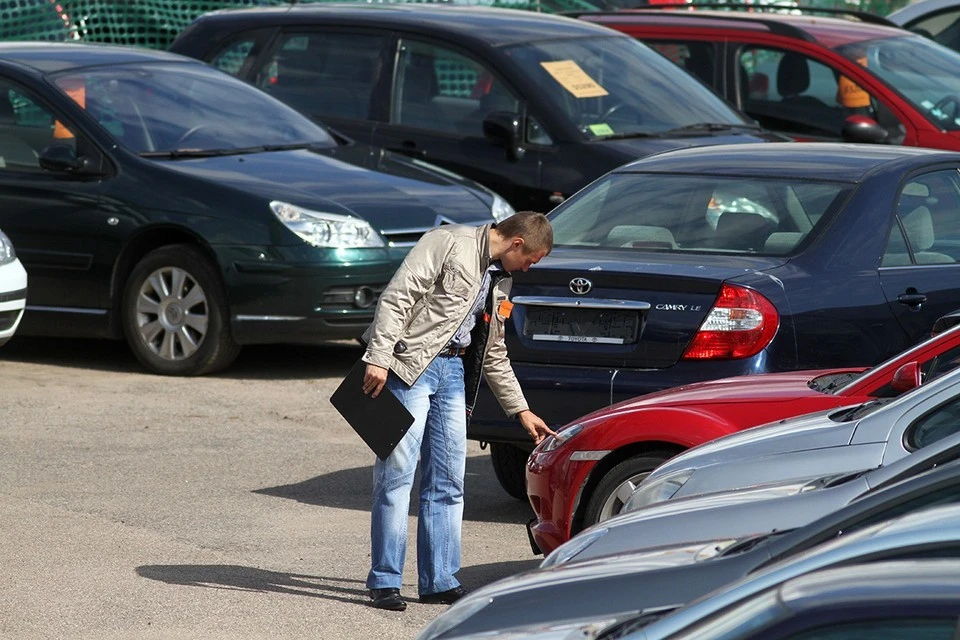 ФТС: Люди все чаще сталкиваются с обманом при ввозе личных авто из-за границы