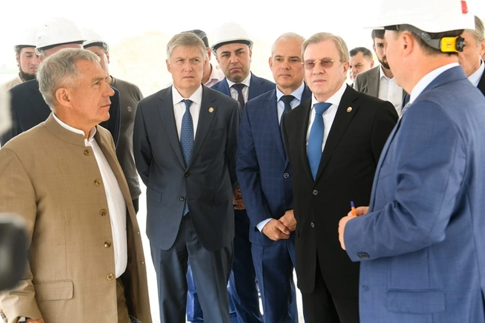 Савельев и Минниханов заслушали доклад о планах расширения аэропортовой инфраструктуры. Фото: пресс-служба правительства РФ
