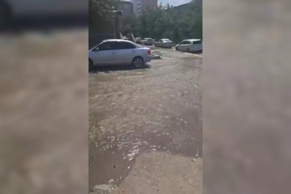В Улан-Удэ из-за прорыва трубы затопило улицу. Фото: администрация Улан-Удэ