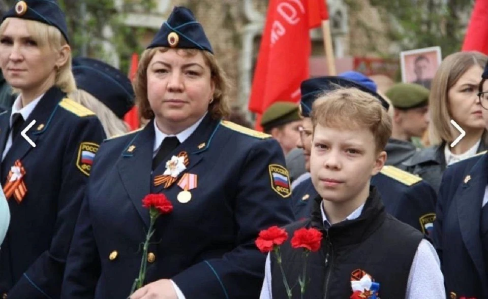 Судебный пристав из Назаровского района сдала порядка 3,5 литров крови. На фото: Ольга Цыпленкова с сыном. Фото: ГУФССП России по Красноярскому краю