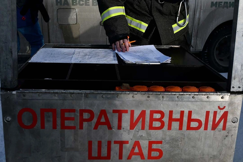 На месте работают спасатели.