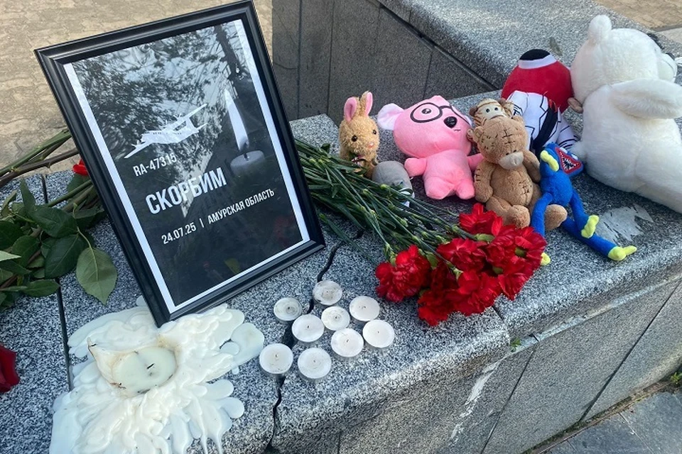 Хабаровчане несут цветы к стихийному мемориалу в память о жертвах крушения Ан-24
