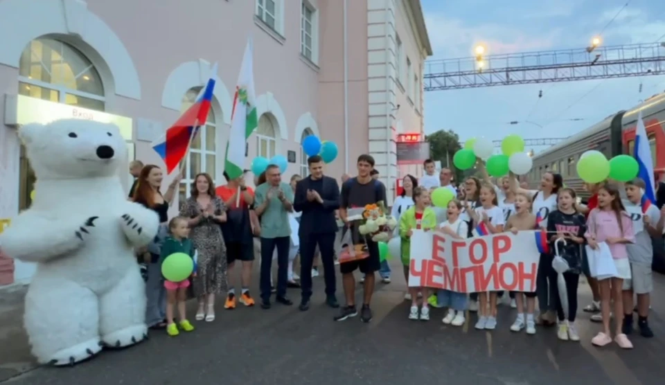Ельчане поздравили Егора не только с золотой медалью, но и с Днем рождения – 24 июля спортсмену исполнилось 16 лет. Скриншот видео из телеграм-канала главы Ельца Вячеслава Жабина.