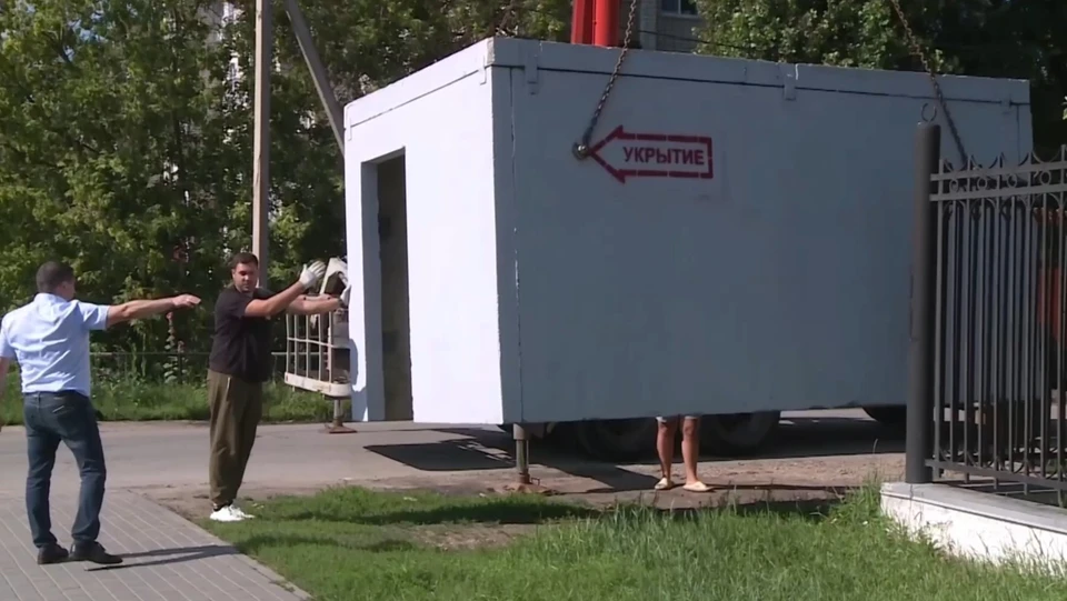 Сегодня 8 укрытий устанавливают по маршрутам движения автобусов. Скриншот видео из телеграм-канала главы Ельца Вячеслава Жабина.