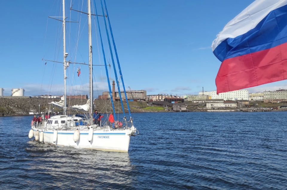 Яхта входит в порт Диксон. Фото: Александр Сергеев, КРО РГО