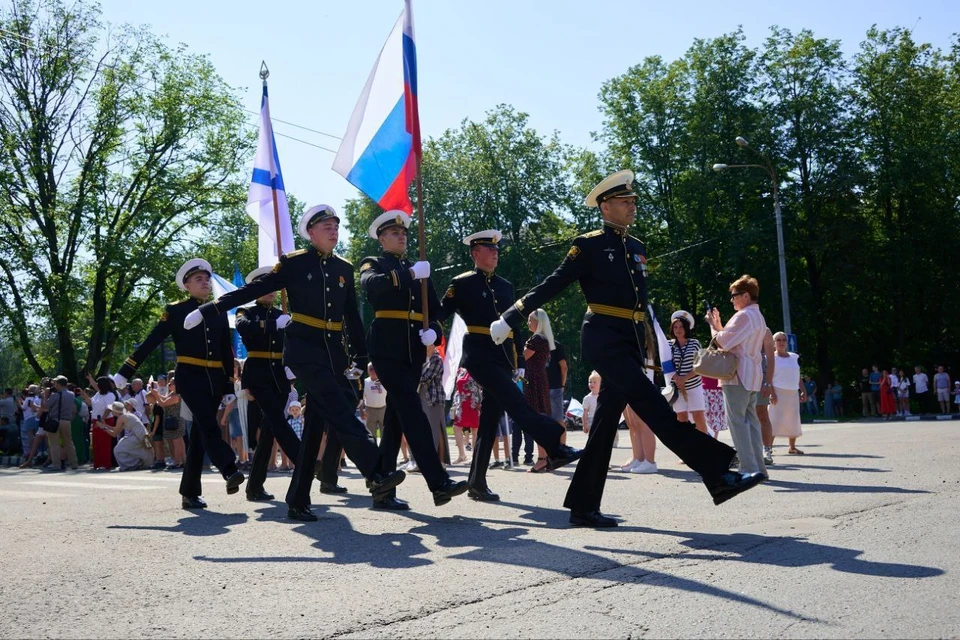 Военные моряки прошли парадным маршем по улицам Обнинска.
