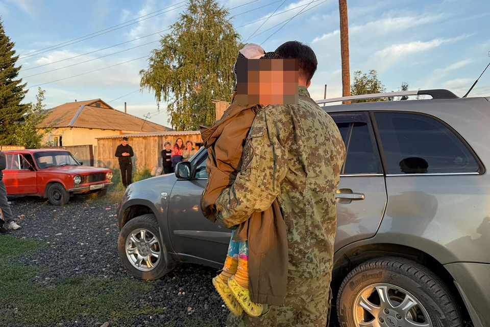 Добровольцы передали малышку родителям