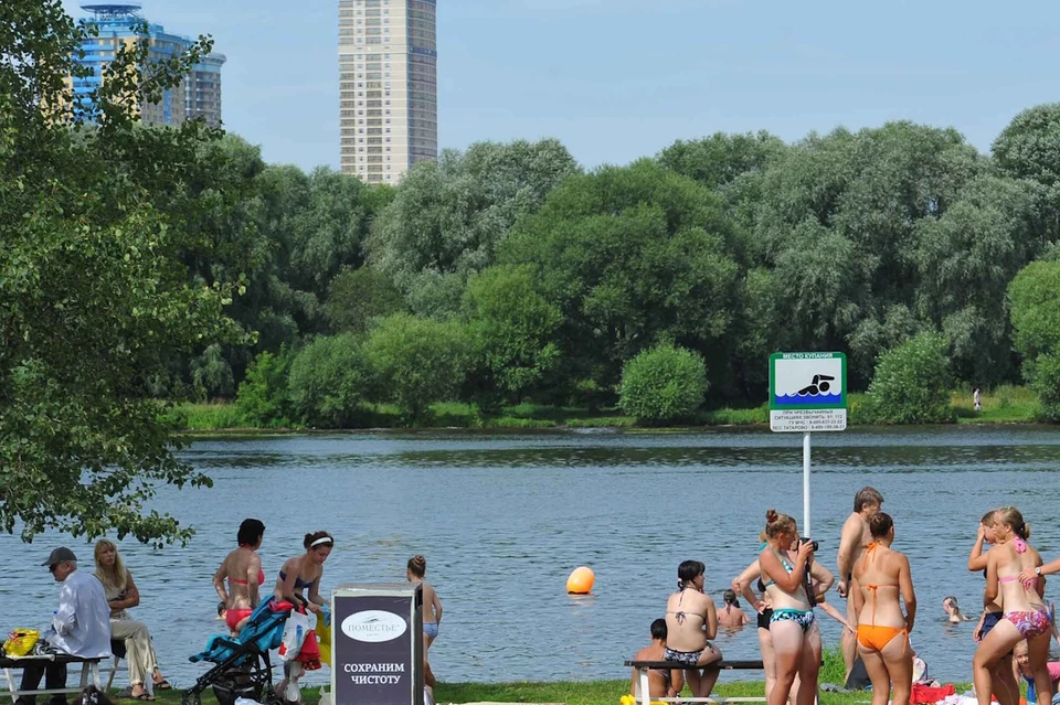 Лучше всего спасаться от зноя на городских пляжах.