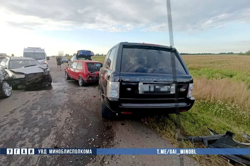 Под Слуцком вечером 26 июля столкнулись семь автомобилей. Фото: телеграм-канал "ГАИ Минщины".