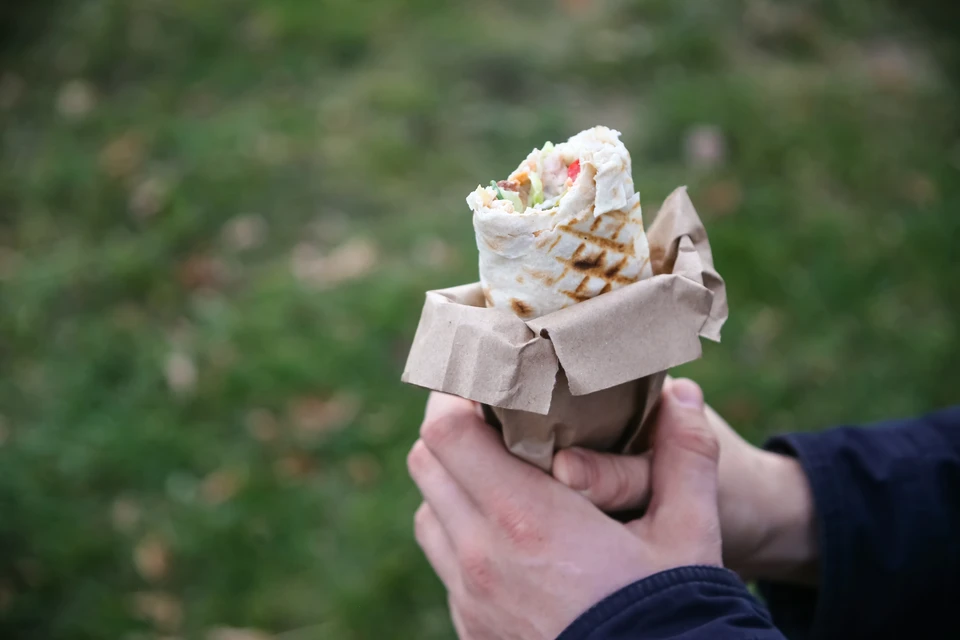 Блюда с мясом на улице в жару лучше не есть.