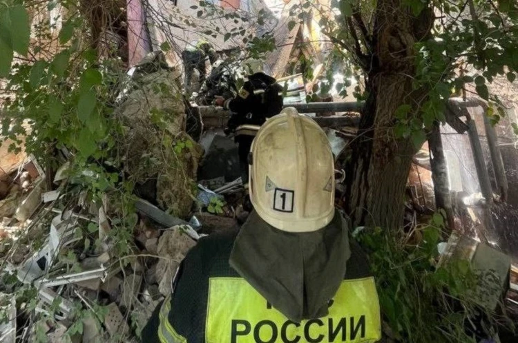 Под завалами могут быть люди: в Астрахани неожиданно обрушился целый подъезд дома