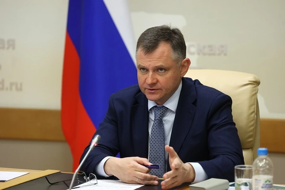 Юрий Слюсарь предоставил избирательной комиссии пакет документов и подписи депутатов. Фото: сайт правительства Ростовской области