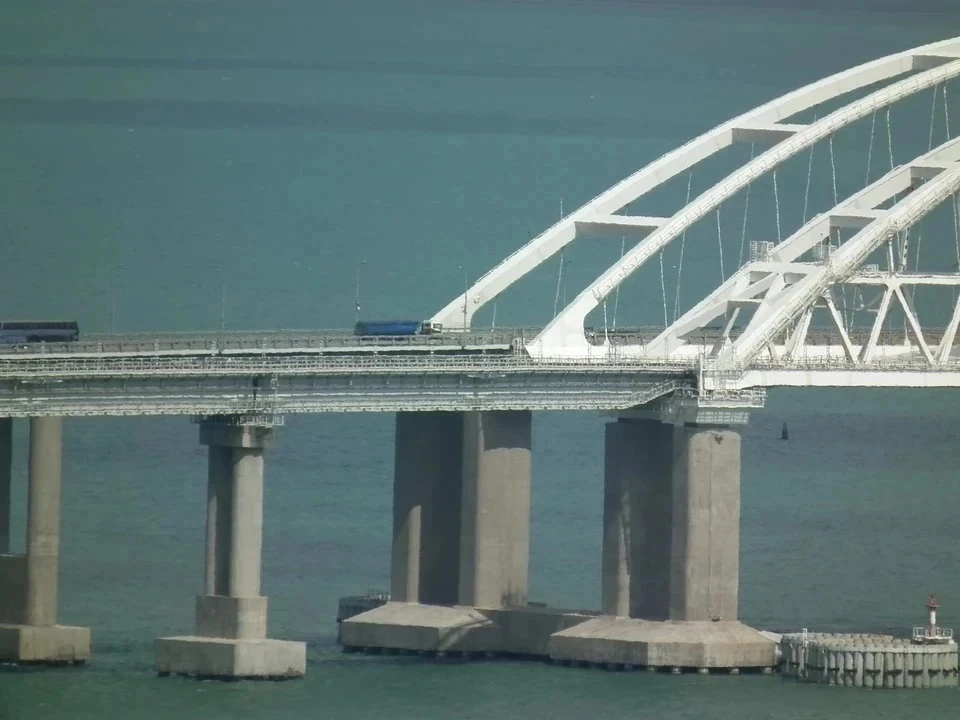 В очереди перед Крымским мостом с обеих сторон стоят почти 1600 автомобилей