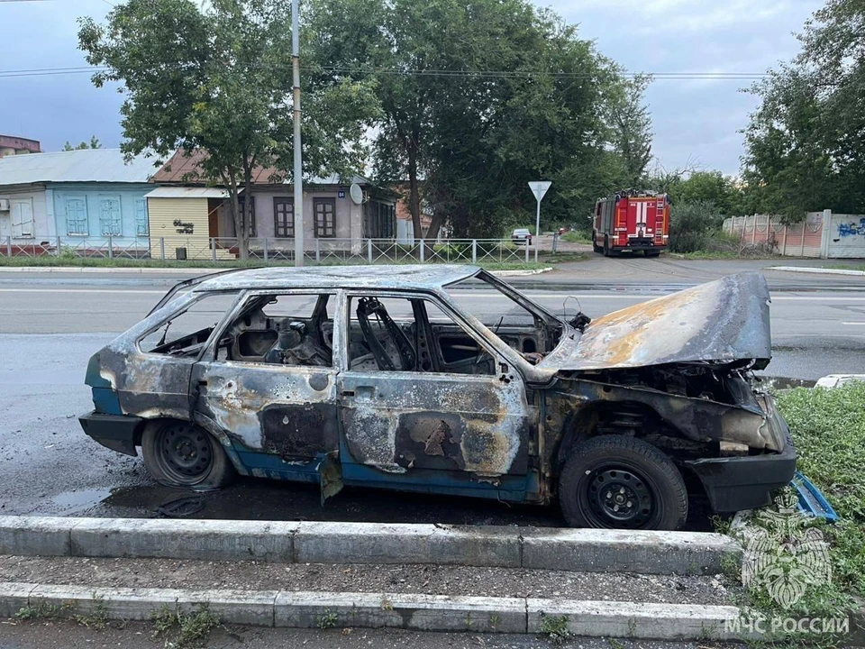 Возгорание произошло в салоне легкового автомобиля, а потом распространилось на весь транспорт.