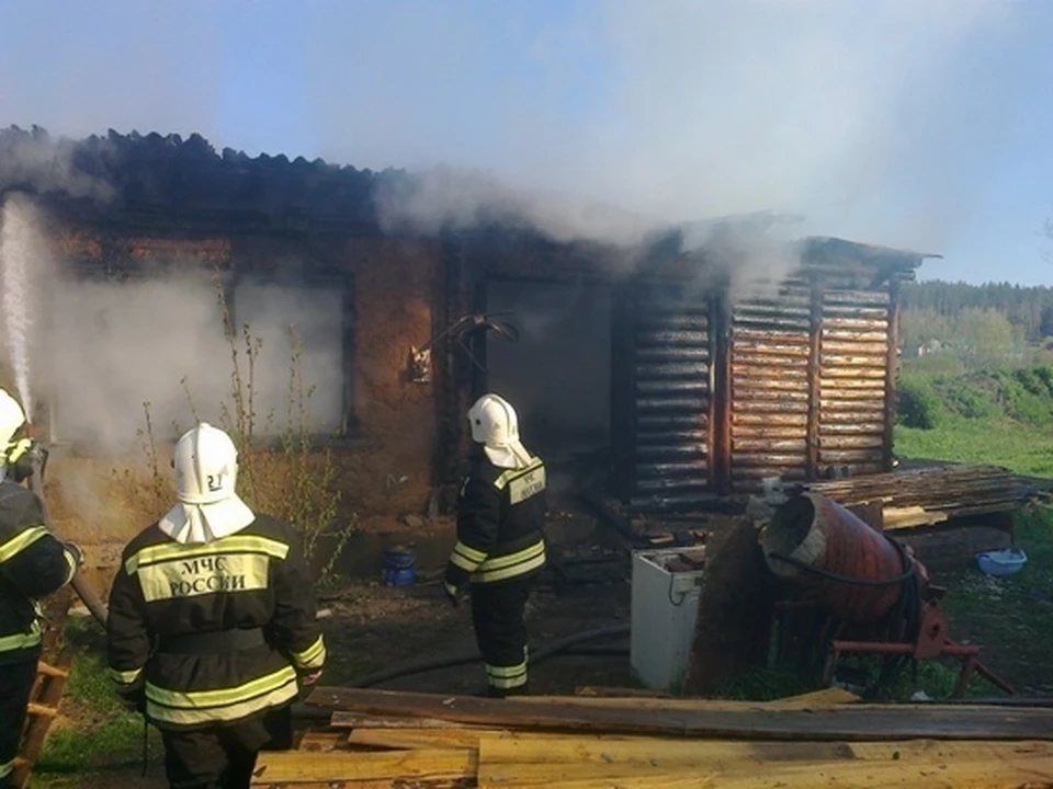 Пожарные быстро потушили дом, но коридор и крыша сильно обгорели.