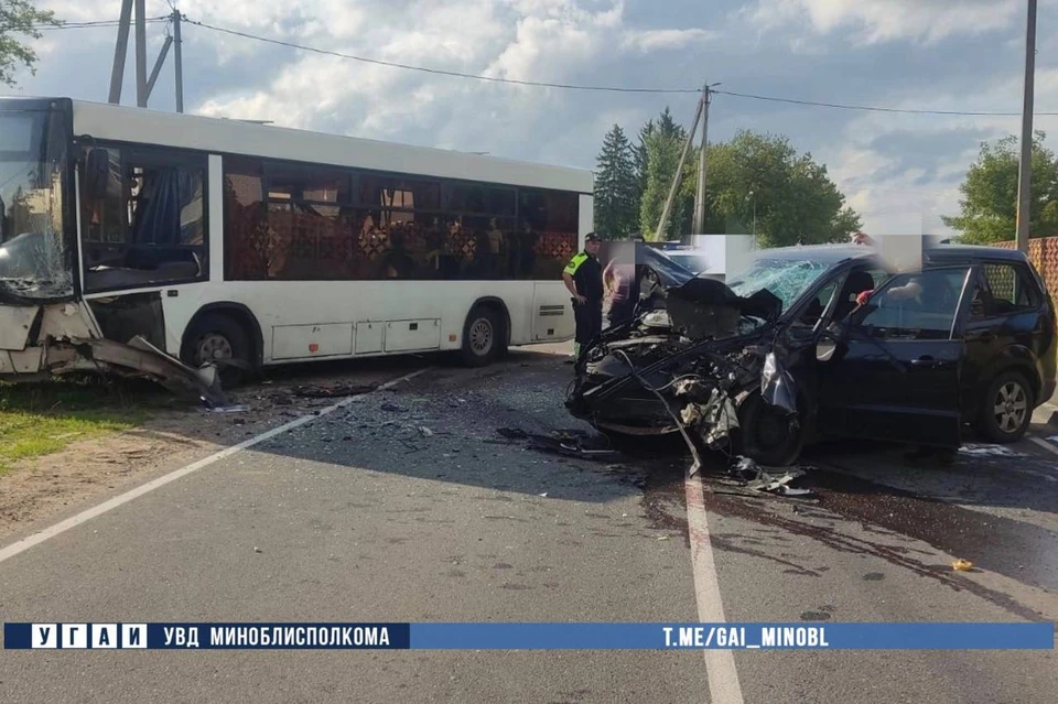 Под Столбцами автомобиль Ford врезался в автобус. Фото: телеграм-канал ГАИ Минщины