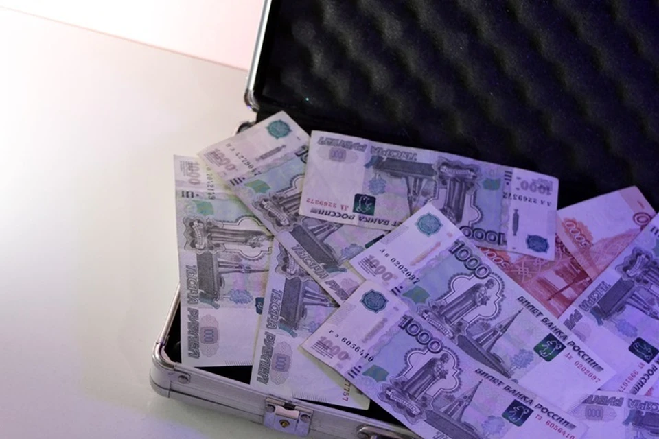 Студент взял 10 миллионов рублей и передал их неизвестной девушке.
