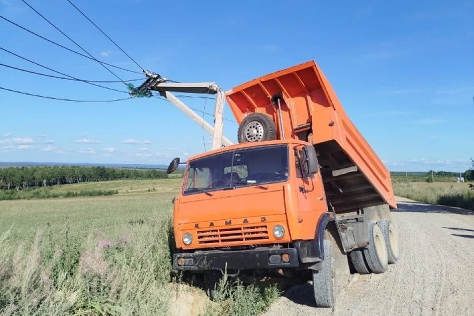 В деревне Куда Иркутского района отключили свет из-за ДТП. Фото: телеграм-канал "Свет38"