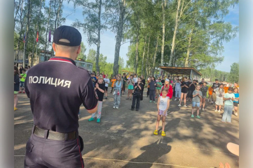 Ржевские полицейские провели для детей зарядку и урок безопасности. Фото: МВД Тверской области.