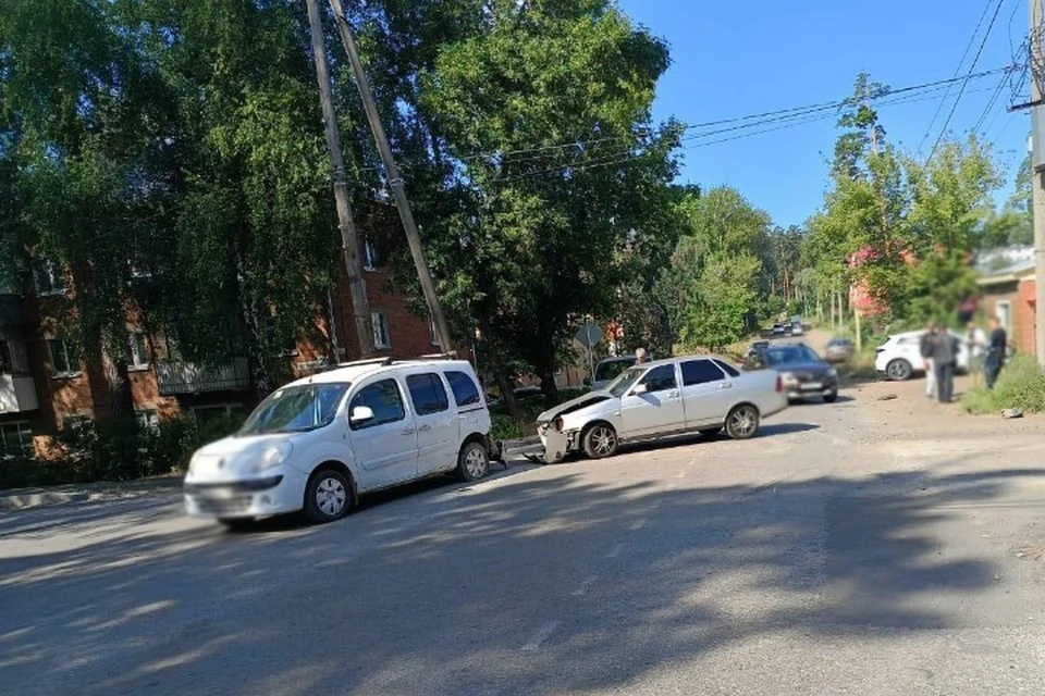 Женщина и ребенок получили травмы в аварии в Сарапуле. Фото: Госавтоинспекция Удмуртии