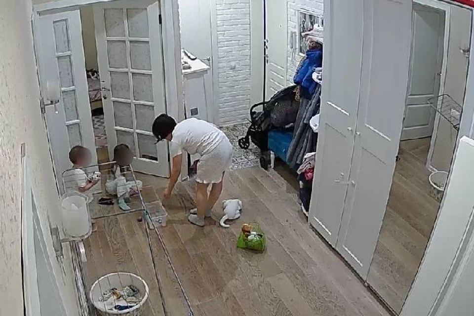 Судя по предоставленным нам кадрам, во время вспышек гнева женщины брат с сестрой находятся в полном ужасе.