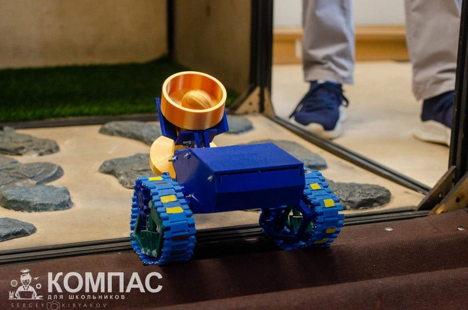 На летнем интенсиве школьники смоделировали, напечатали на 3D-принтере и испытали луноходы / Фото: предоставлено пресс-службой ПАО "ОДК-Кузнецов"