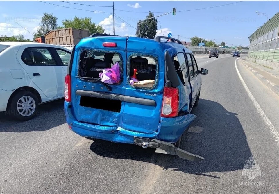 Столкновение грузовика и легковушки заблокировало выезд из города.