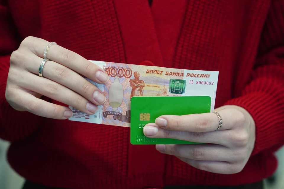 В Ростове-на-Дону женщина вынесла чужие плато и банковскую карту из храма.