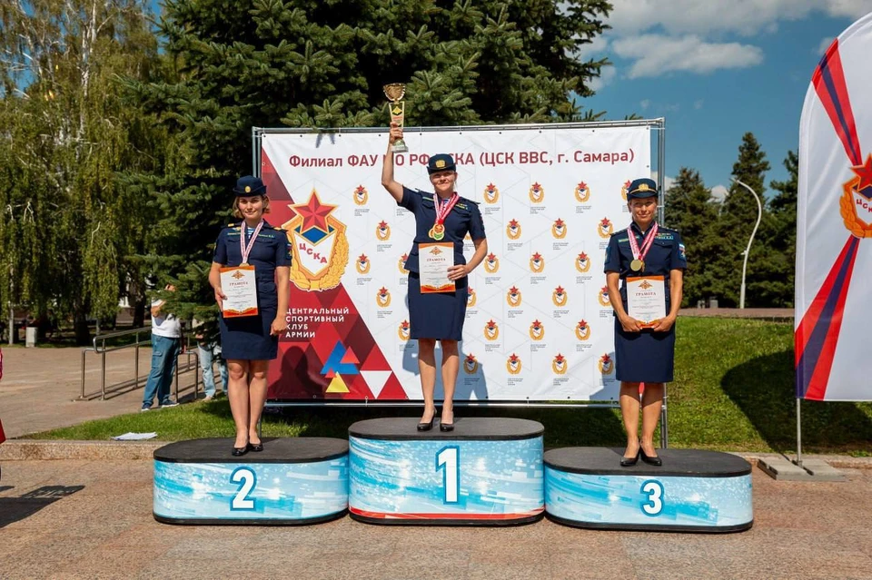За шесть дней участники чемпионата выполнили 880 прыжков с парашютом