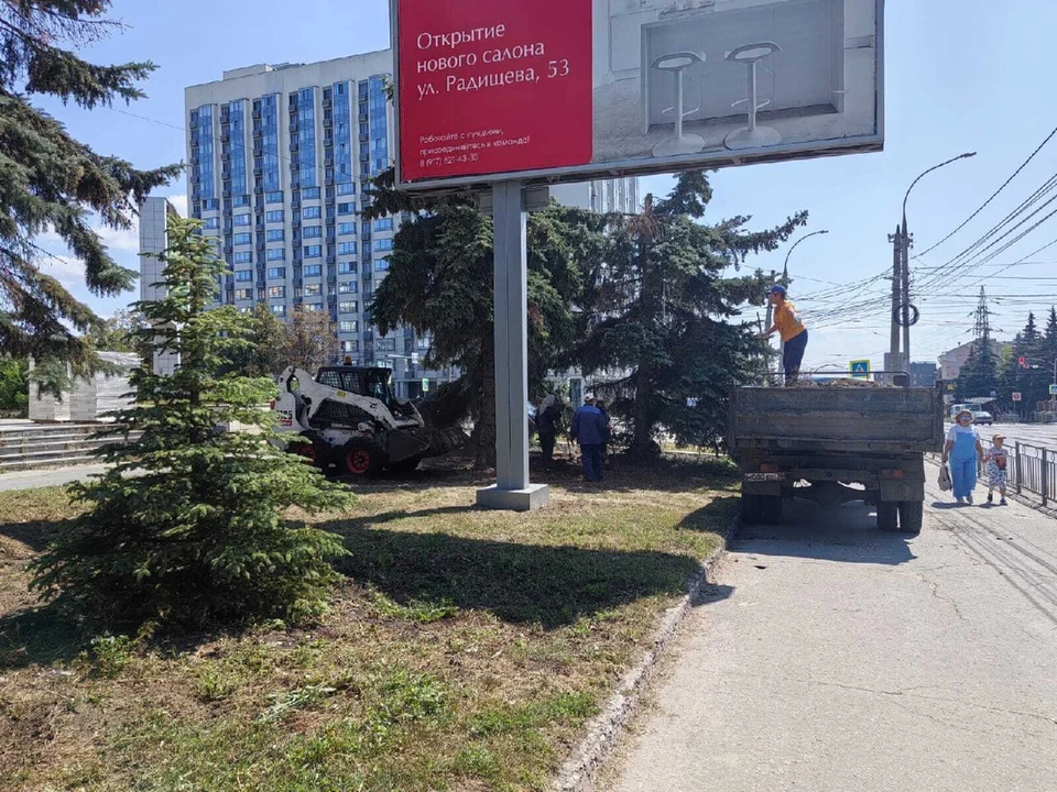 Ульяновские озеленители поухаживали за елями у Дома Техники. ФОТО: Центр по благоустройству и озеленению Ульяновска