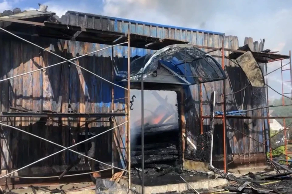 Власти прокомментировали ситуацию со сгоревшей деревянной церковью в Жабинковском районе. Фото: скриншот с видео телеграм-канала Жабинковского райисполкома