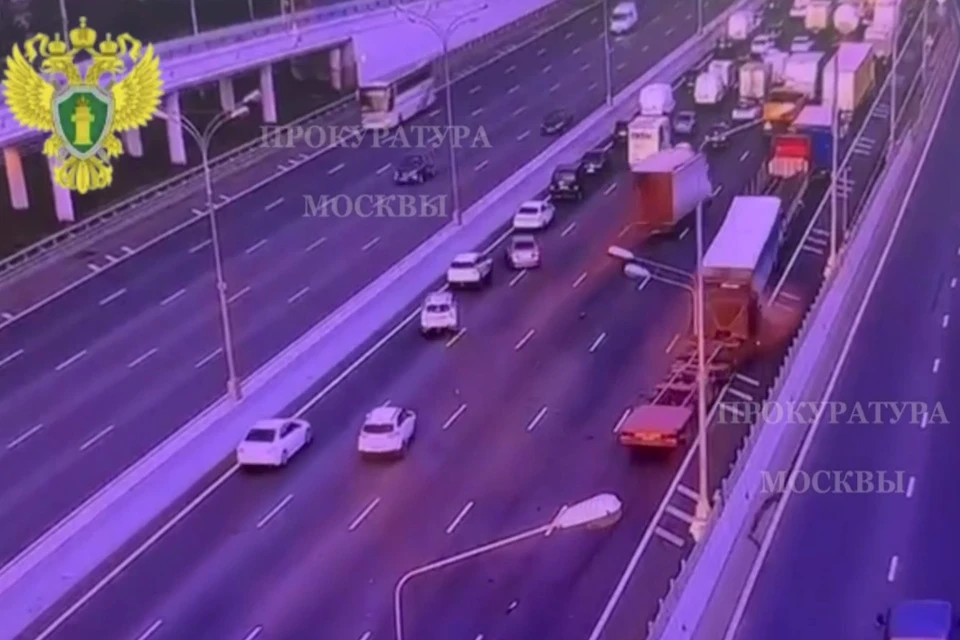 Грузовик совершил столкновение еще с несколькими транспортными средствами.