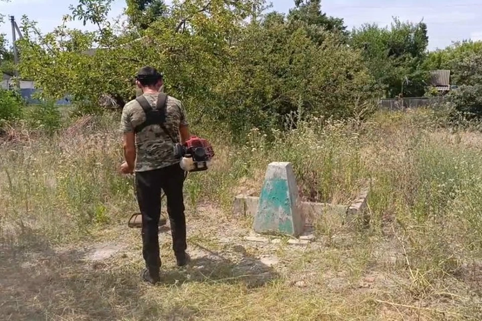 заброшенный памятник героям ВОВ восстанавливают в Бельманке. Фото: Народный фронт Запорожской области