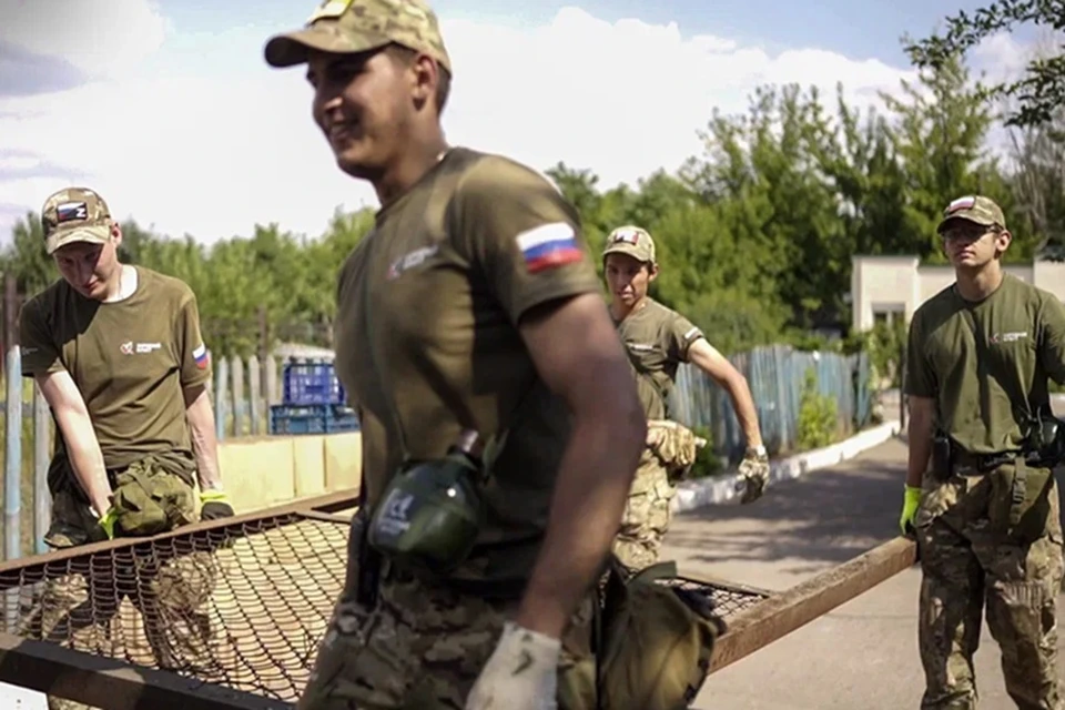 Ребята из Молодежного крыла НФ продолжают оказывать помощь мирным жителям ДНР. Фото: Народный фронт