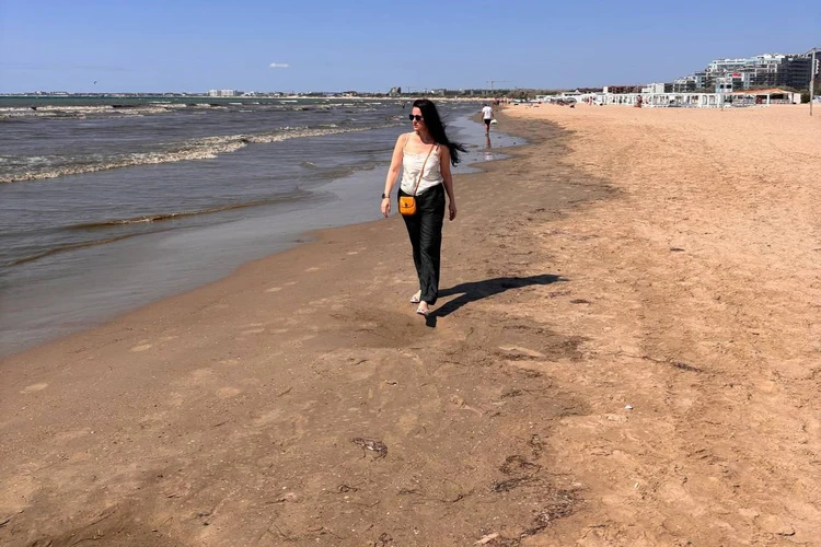 Это уже совсем другая Анапа! Больное Черное море, стопки ненужных лежаков и пустые рестораны