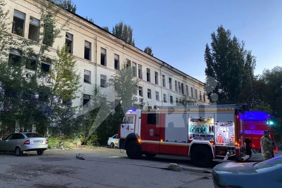 Площадь возгорания составила 90 квадратных метров.