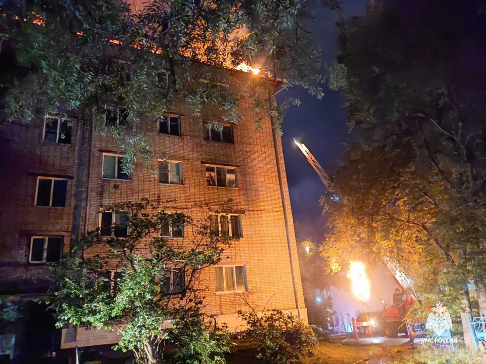 На место оперативно прибыли 47 спасателей и 16 единиц техники Фото: МЧС Хабаровска