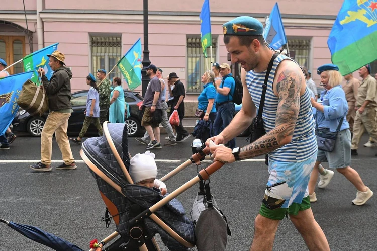 «Когда дочь подрастет и спросит за татуировки, объясню ей все про войну и Победу»: «КП» разыскала десантника из Петербурга с татуировкой в виде победного номера «Комсомолки»