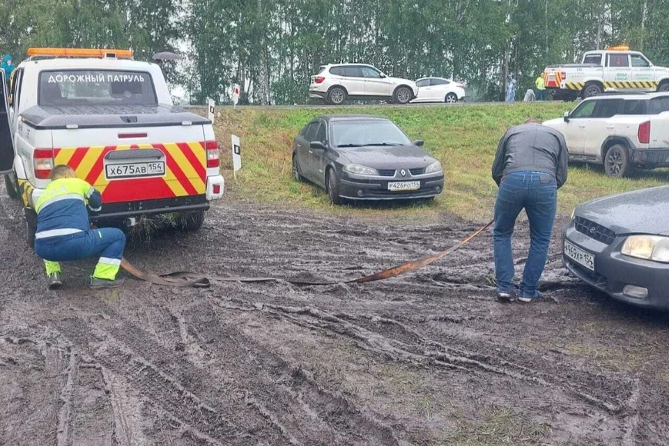 Из-за дождя парковка на фестивале «ВИВА АВИА!» превратилась в грязевую ловушку для водителей. Фото: ГКУ НСО ЦОДД