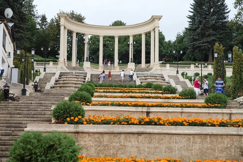 Со ступеней смыли грязь и пыль.